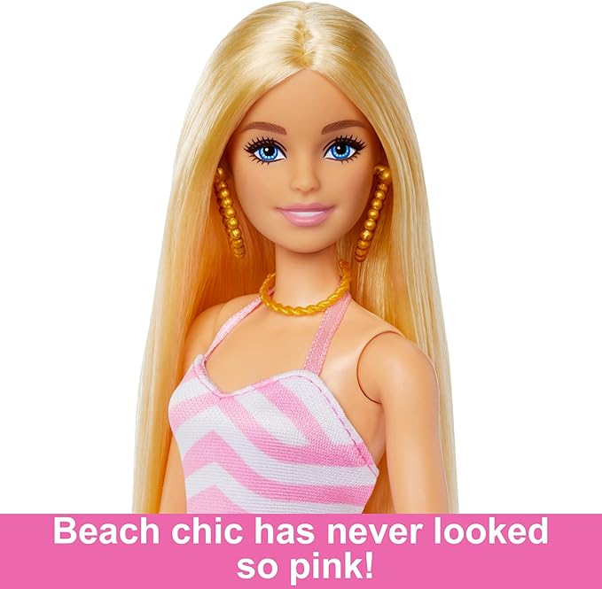 BARBIE - Blonde Puppe mit pink-weißem Badeanzug, Sonnenhut, Tragetasche und Strand-Accessoires, für Kinder ab 3 Jahren, HPL73