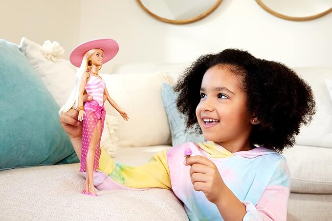 BARBIE - Blonde Puppe mit pink-weißem Badeanzug, Sonnenhut, Tragetasche und Strand-Accessoires, für Kinder ab 3 Jahren, HPL73