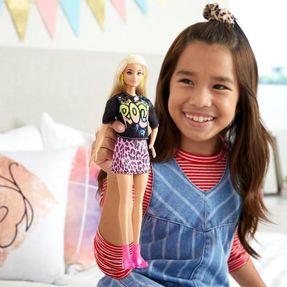 Barbie Fashionistas GRB47 Dress-Up Doll, Black T-Shirt, Special Storage Case Included