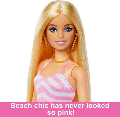 BARBIE - Blonde Puppe mit pink-weißem Badeanzug, Sonnenhut, Tragetasche und Strand-Accessoires, für Kinder ab 3 Jahren, HPL73